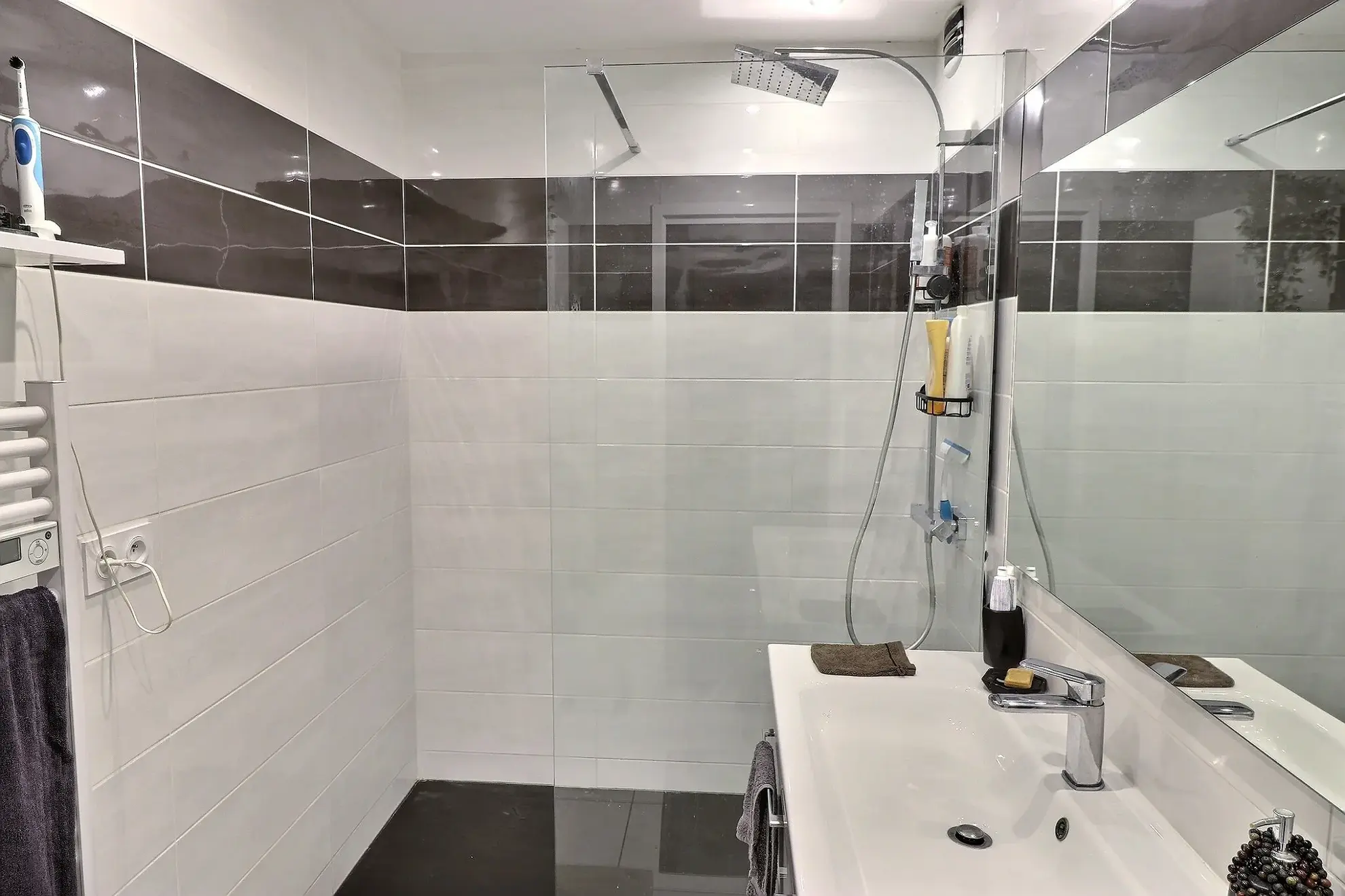 Appartement rénové 2 pièces à Maurin avec balcon et parking privé 