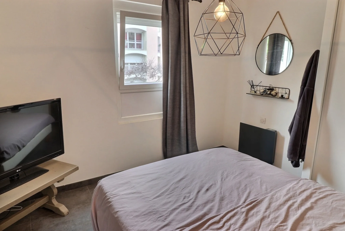 Appartement rénové 2 pièces à Maurin avec balcon et parking privé 