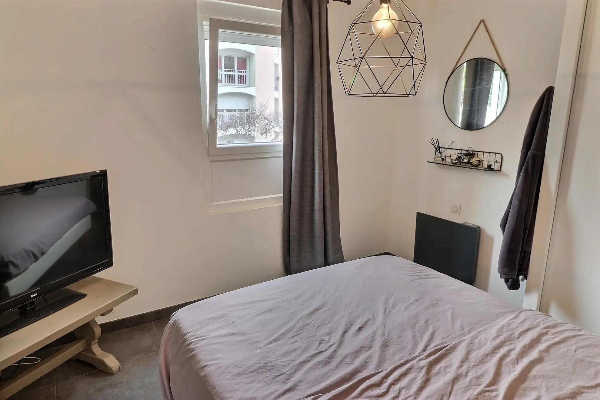 Appartement rénové 2 pièces à Maurin avec balcon et parking privé 