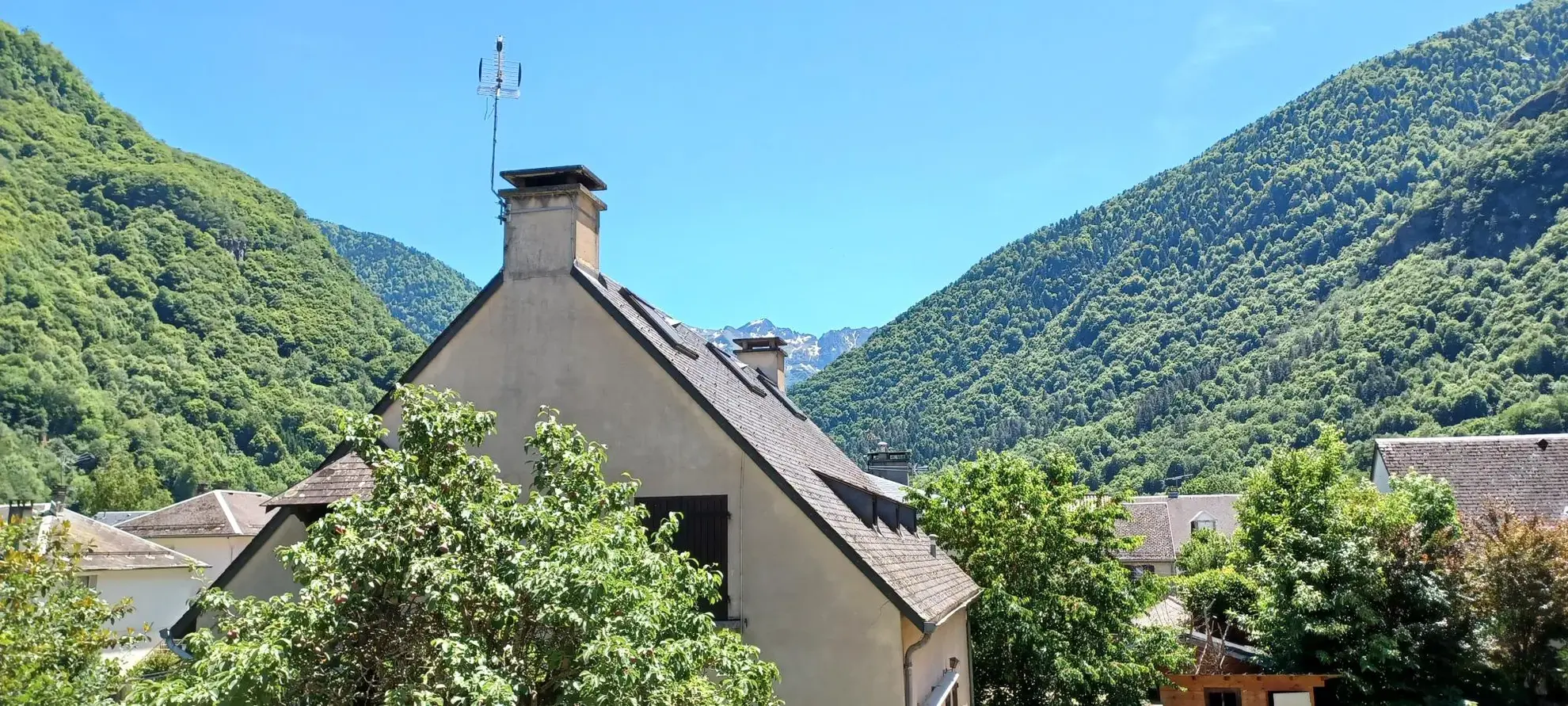 Appartement T3 à Saint-Mamet de 50 m² avec parking et local à skis, vue montagne 