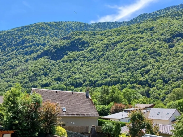 Appartement T3 à Saint-Mamet de 50 m² avec parking et local à skis, vue montagne