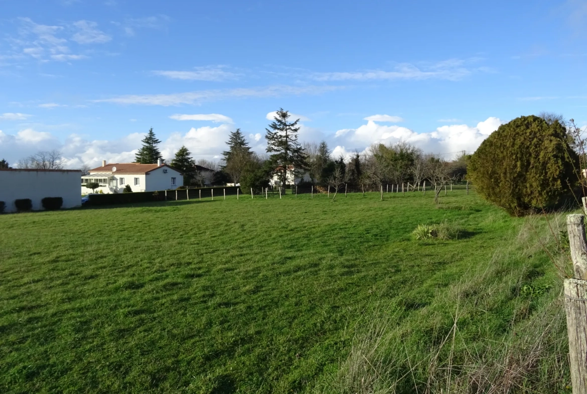Terrain constructible de 989 m² à Brie, proche commodités, environnement calme 