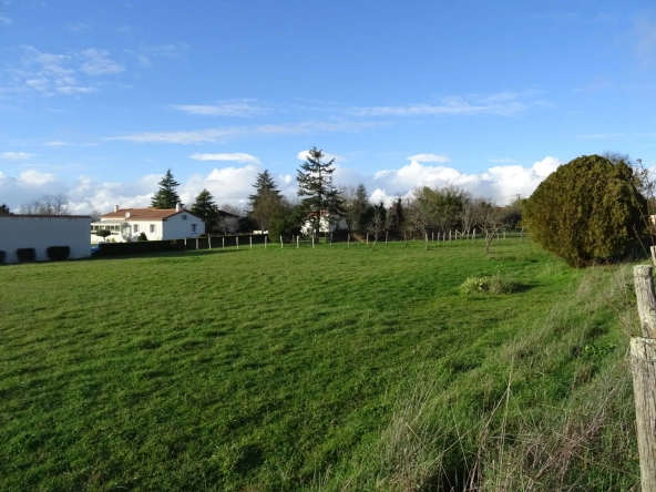 Terrain constructible de 989 m² à Brie, proche commodités, environnement calme