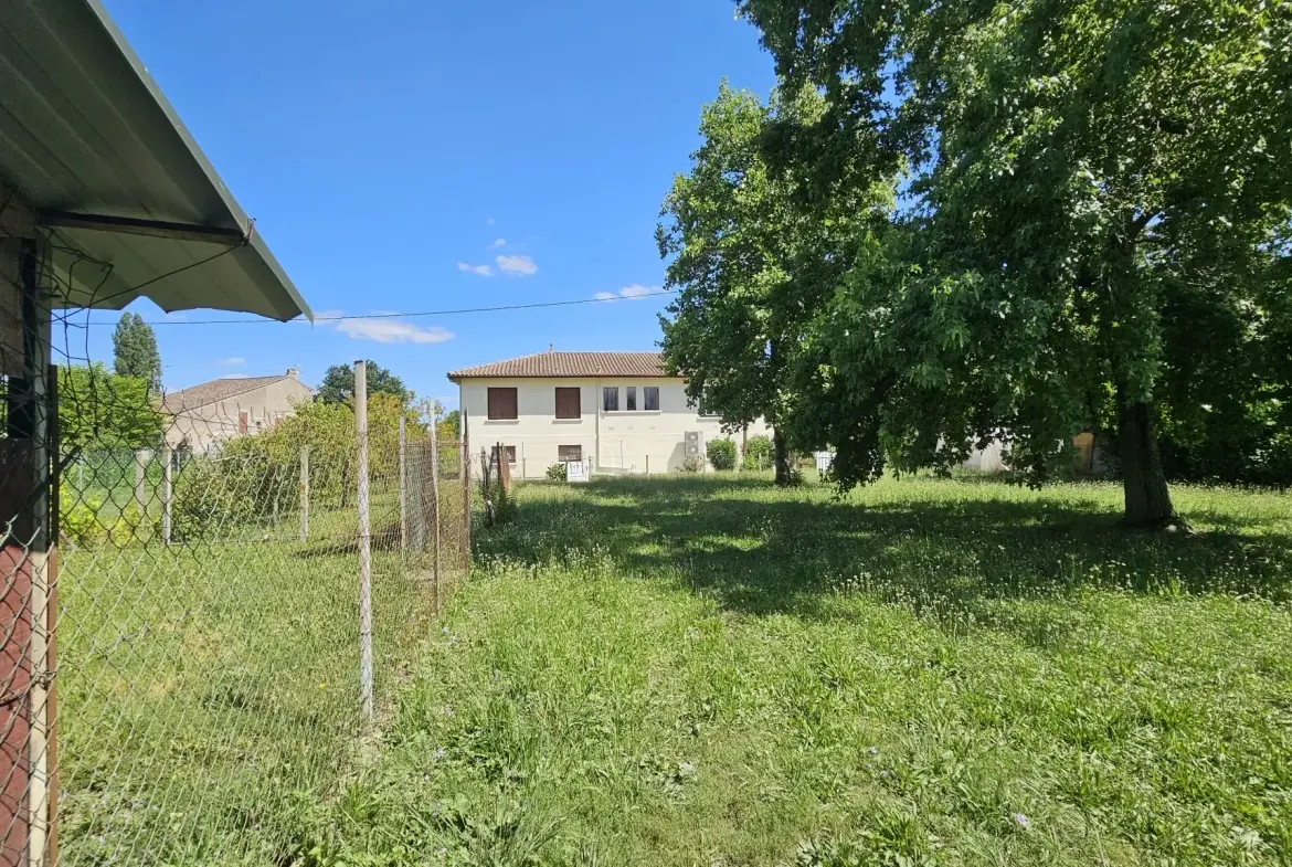 Belle maison à rénover avec garage et grand terrain, proche canal à Villeton 