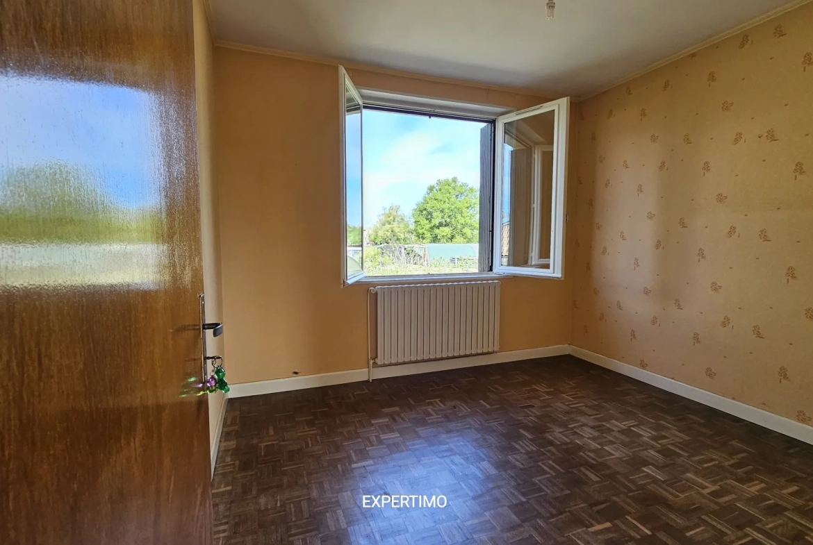Belle maison à rénover avec garage et grand terrain, proche canal à Villeton 