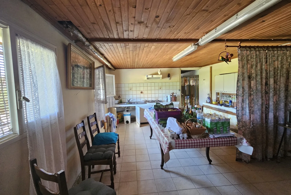 Belle maison à rénover avec garage et grand terrain, proche canal à Villeton 