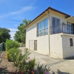 Belle maison à rénover avec garage et grand terrain, proche canal à Villeton