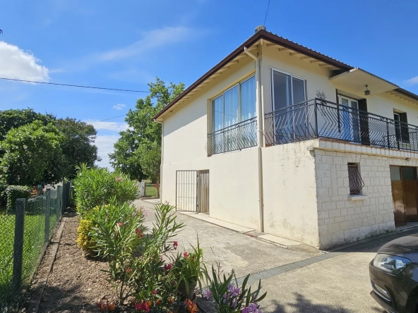 Belle maison à rénover avec garage et grand terrain, proche canal à Villeton