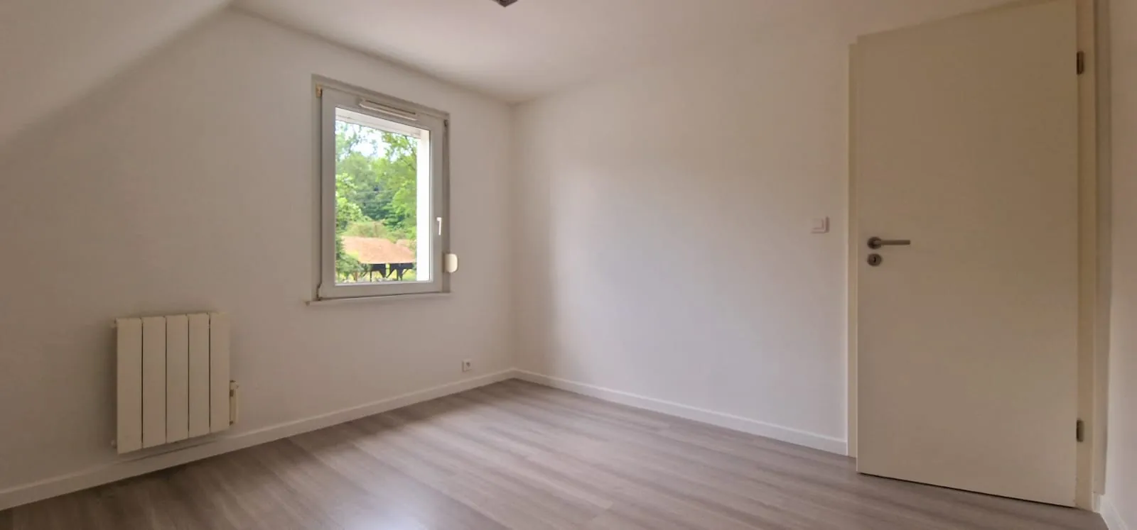 Appartement spacieux avec balcon, parking et cave à Blotzheim 