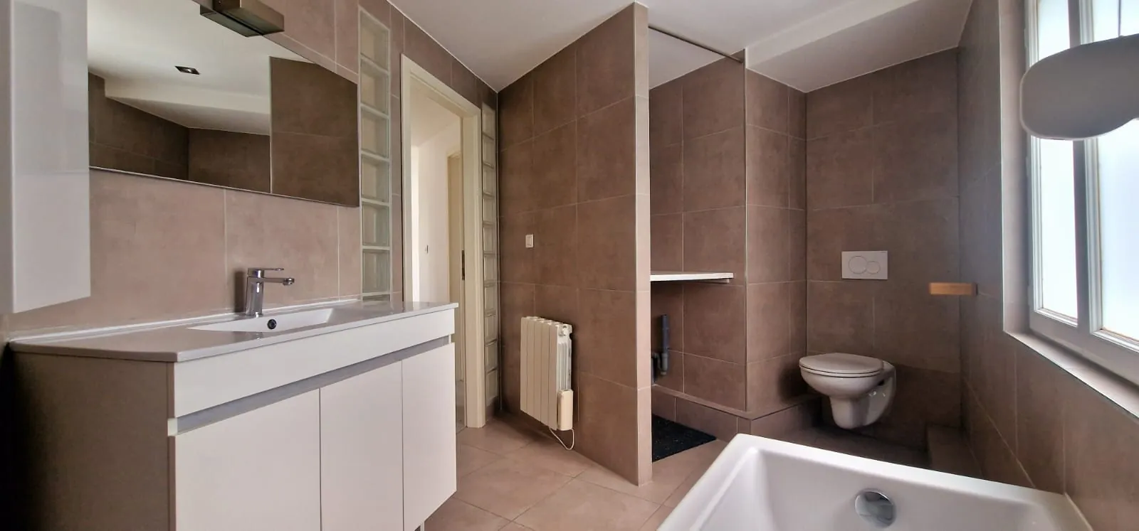 Appartement spacieux avec balcon, parking et cave à Blotzheim 