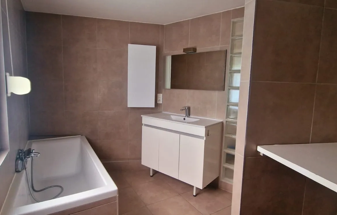 Appartement spacieux avec balcon, parking et cave à Blotzheim 