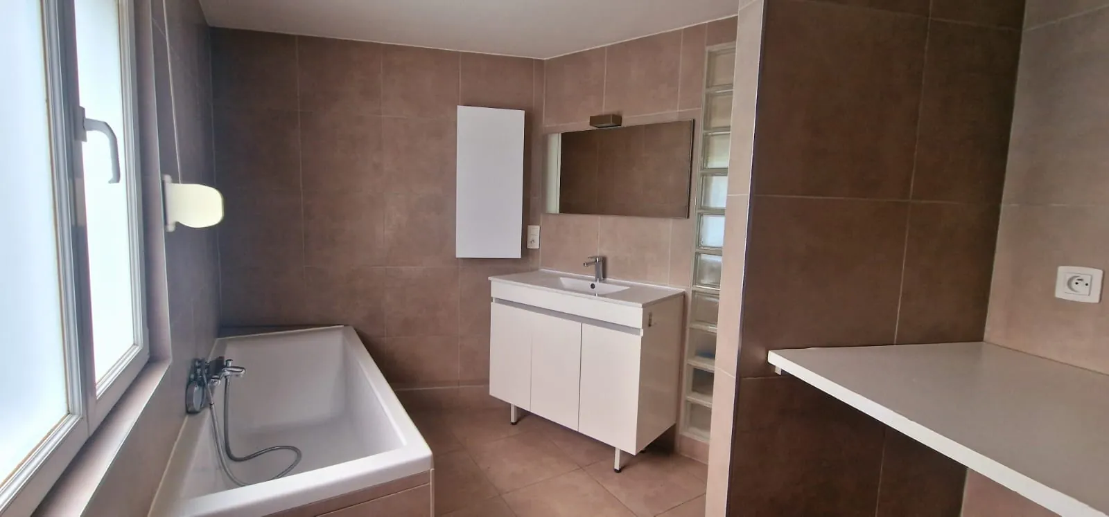 Appartement spacieux avec balcon, parking et cave à Blotzheim 