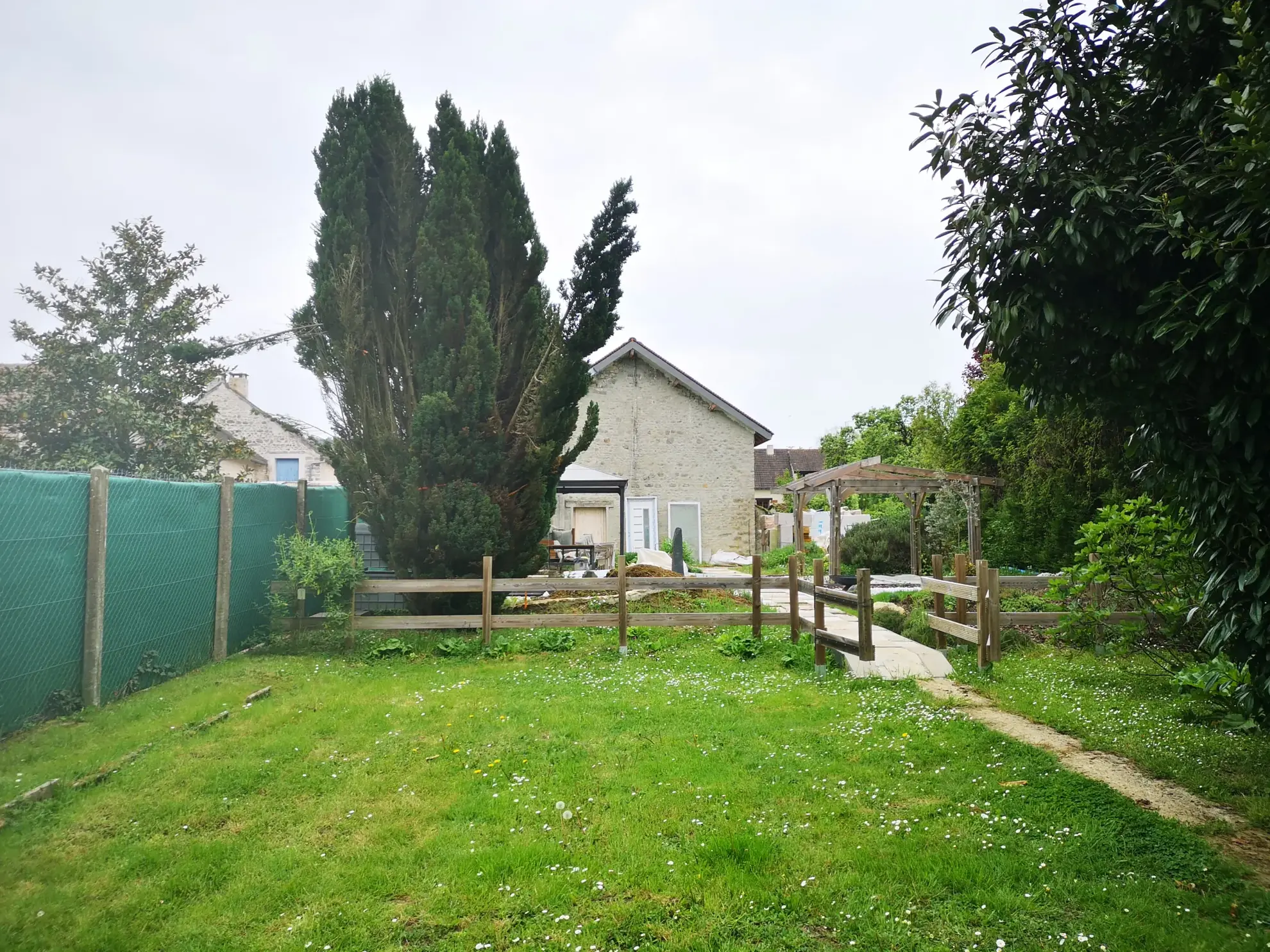 Corps de ferme à rénover de 220 m² en Essonne avec terrain de 2438 m² 