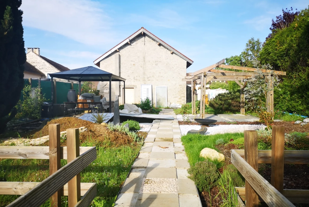 Corps de ferme à rénover de 220 m² en Essonne avec terrain de 2438 m² 