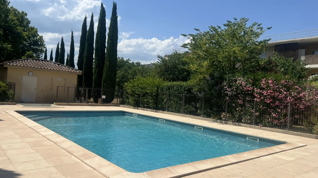 Appartement lumineux avec terrasse et piscine à Avignon - 85 m²