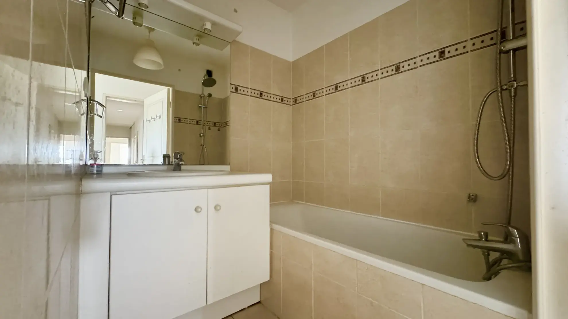 Appartement lumineux avec terrasse et piscine à Avignon - 85 m² 