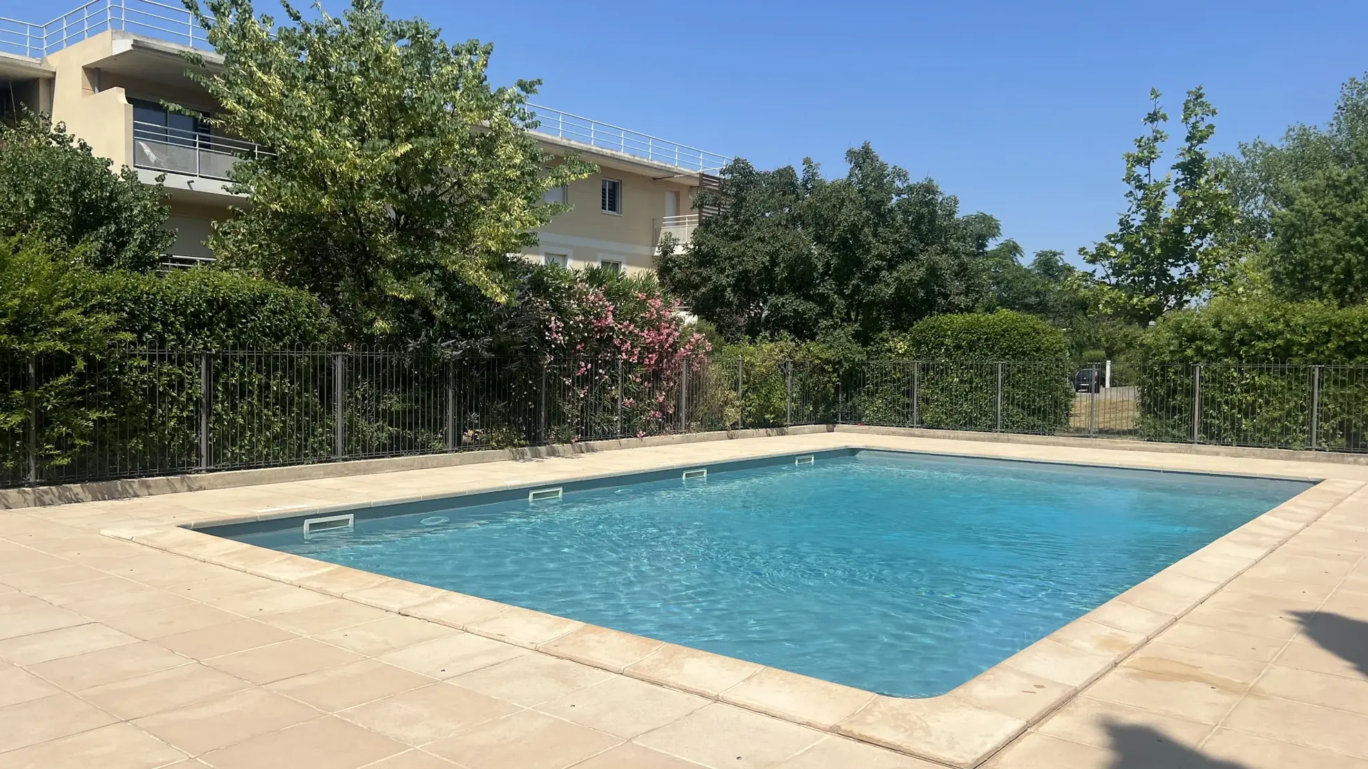 Appartement lumineux avec terrasse et piscine à Avignon - 85 m² 