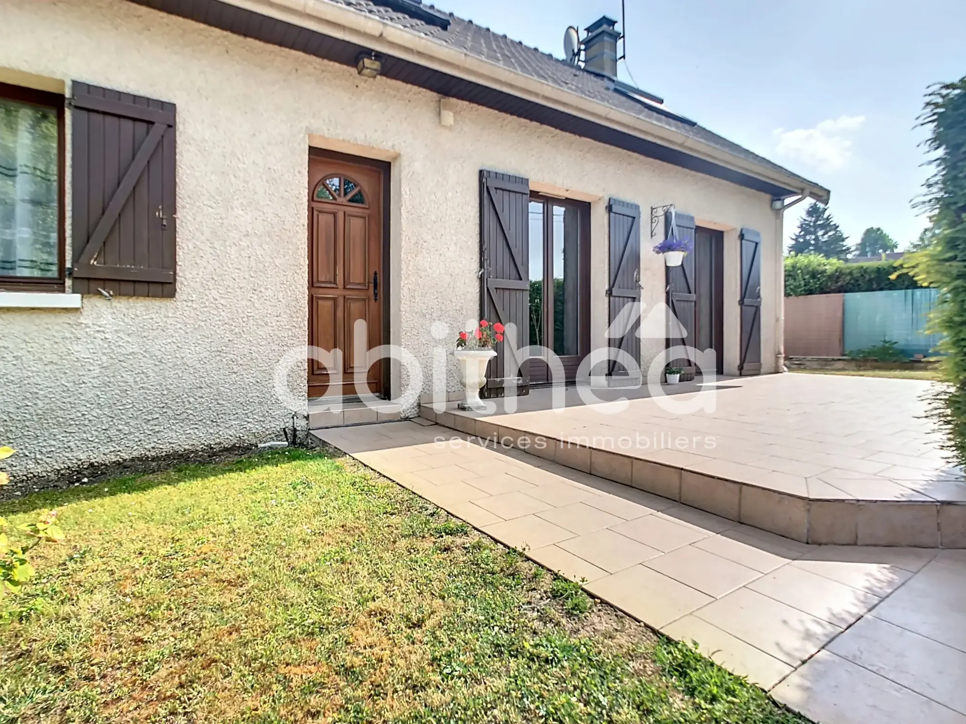 Maison 4 pièces de 135 m² à Feuges, cadre calme avec piscine et jardin 