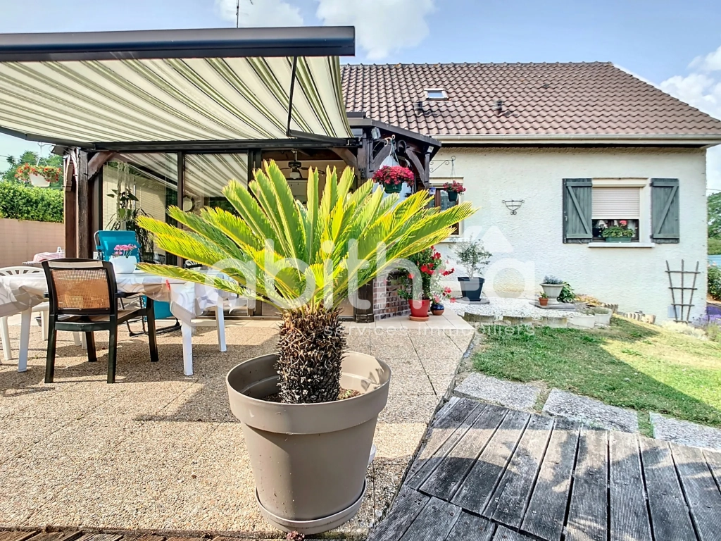 Maison 4 pièces de 135 m² à Feuges, cadre calme avec piscine et jardin