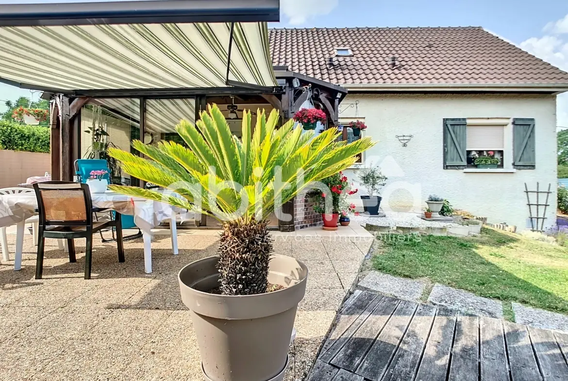 Maison 4 pièces de 135 m² à Feuges, cadre calme avec piscine et jardin 