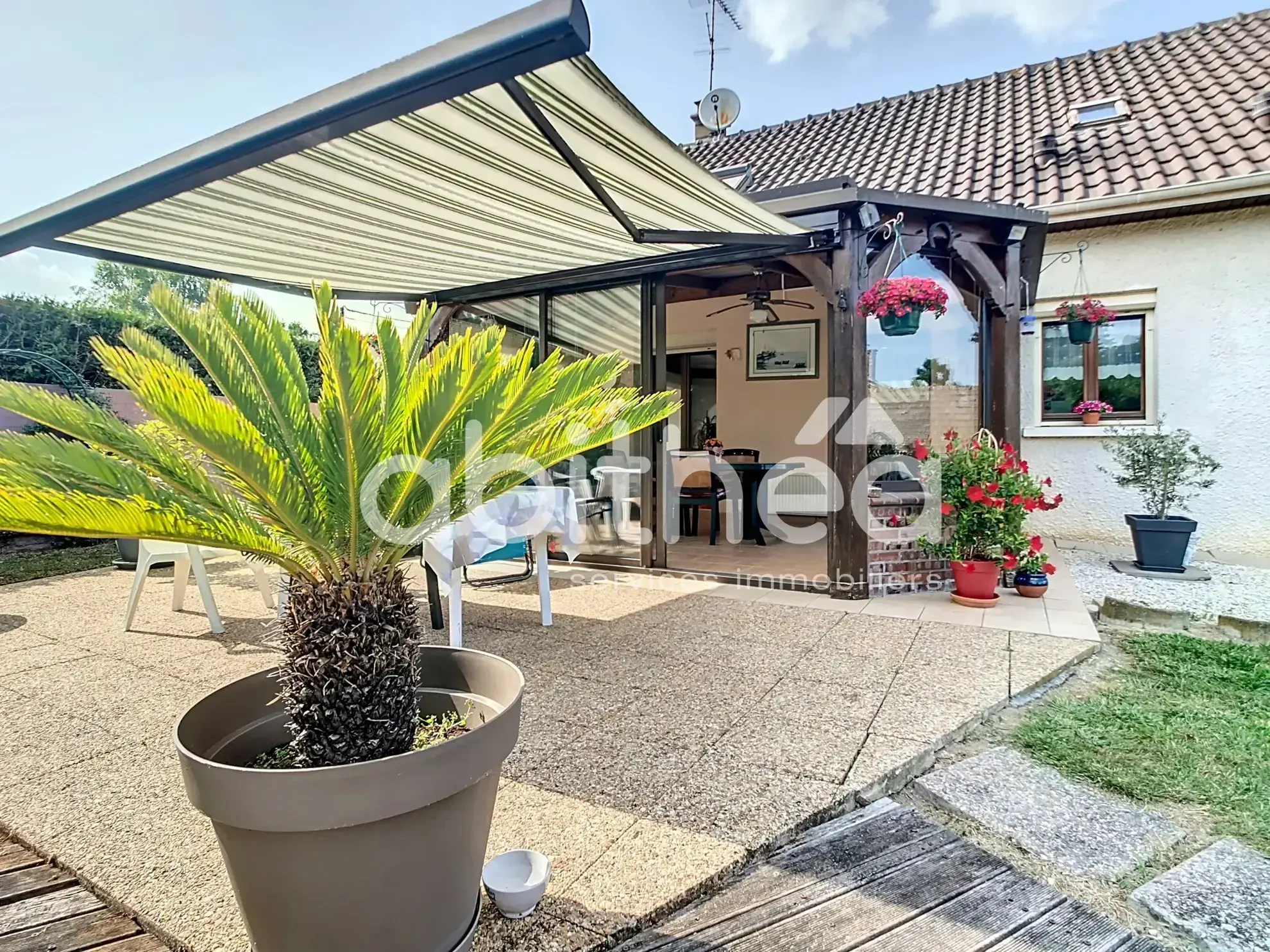 Maison 4 pièces de 135 m² à Feuges, cadre calme avec piscine et jardin 
