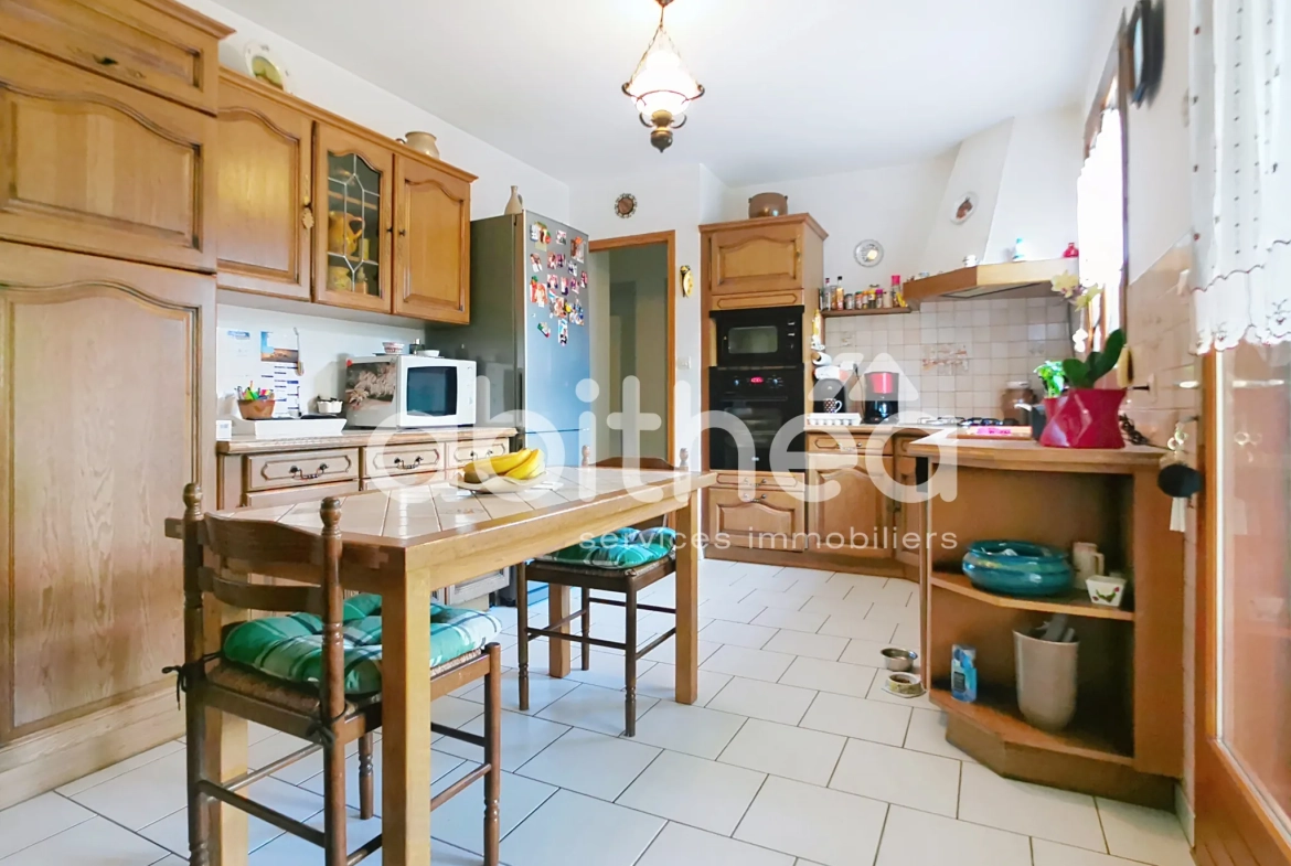 Maison 4 pièces de 135 m² à Feuges, cadre calme avec piscine et jardin 