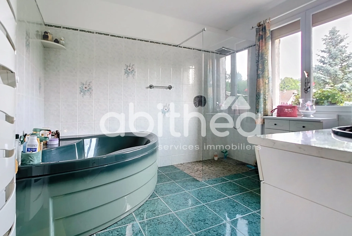 Maison 4 pièces de 135 m² à Feuges, cadre calme avec piscine et jardin 