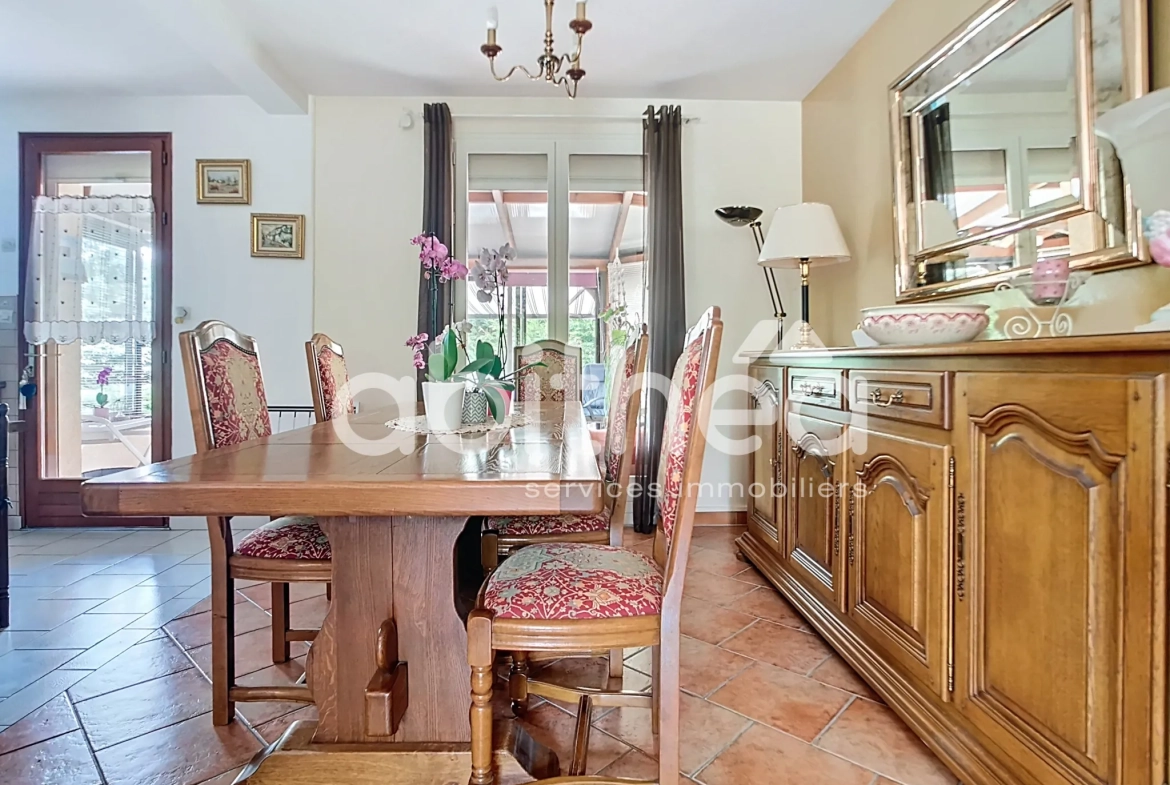 Maison 4 pièces de 135 m² à Feuges, cadre calme avec piscine et jardin 