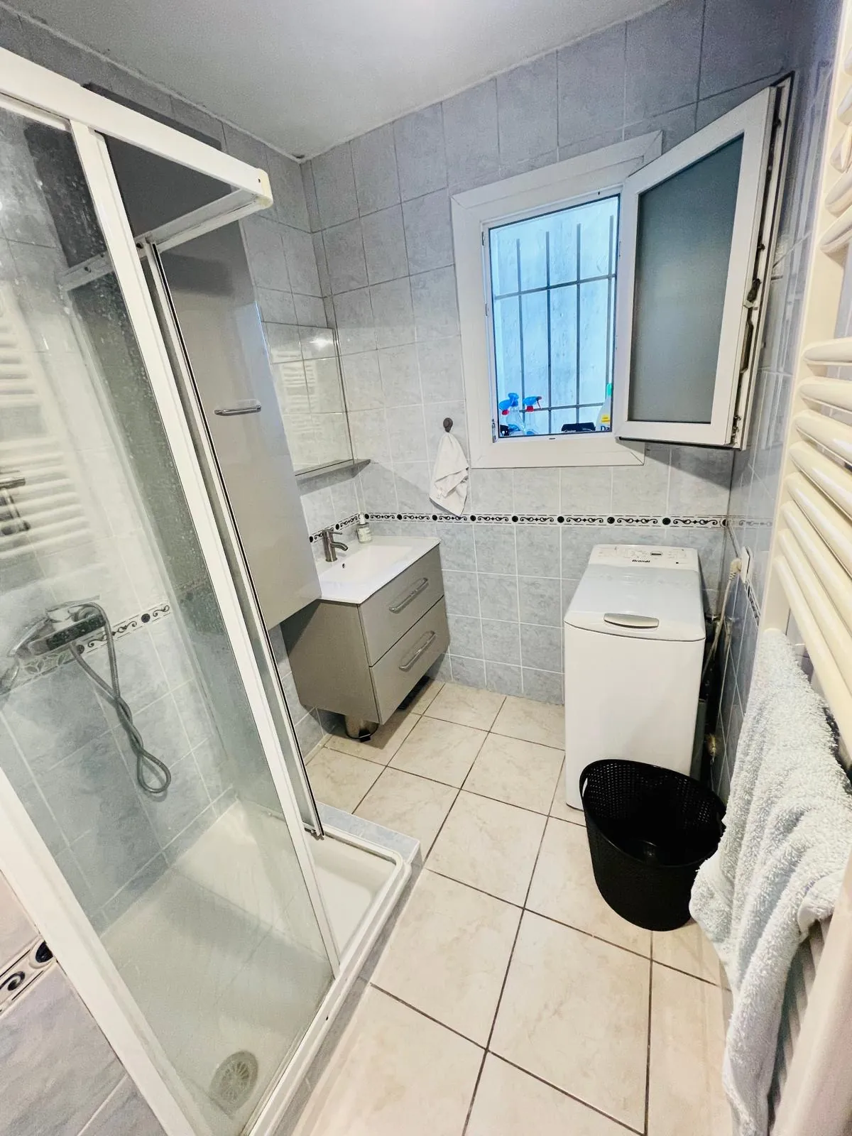 Appartement T5 rénové de 79 m² à Grenoble, secteur calme et proximité tramway 