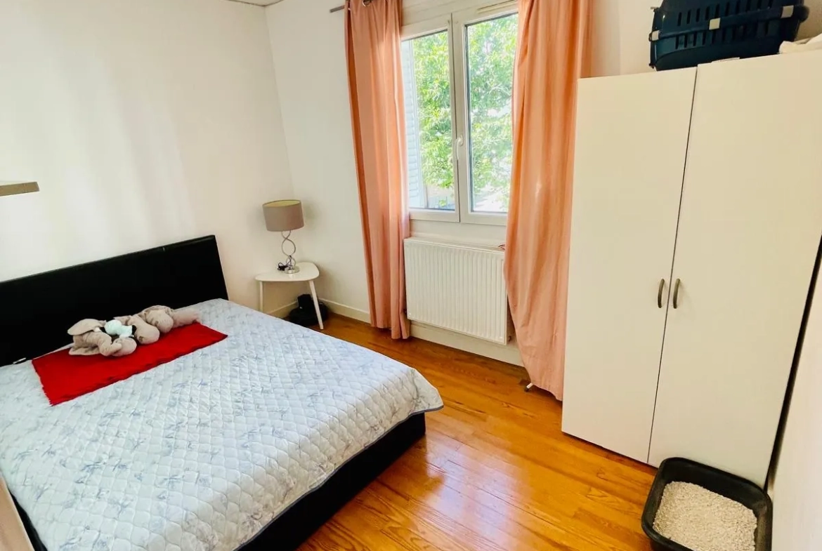 Appartement T5 rénové de 79 m² à Grenoble, secteur calme et proximité tramway 
