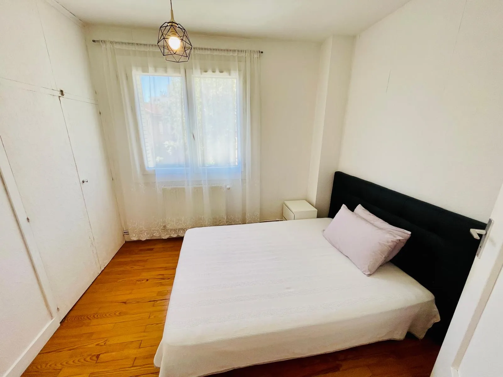 Appartement T5 rénové de 79 m² à Grenoble, secteur calme et proximité tramway 