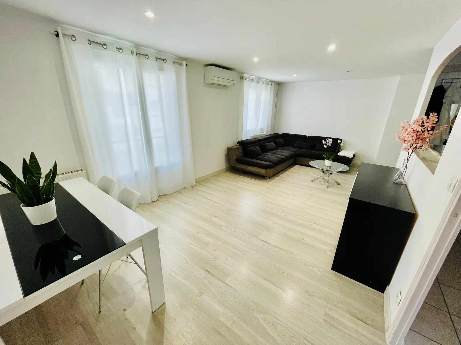 Appartement T5 rénové de 79 m² à Grenoble, secteur calme et proximité tramway 