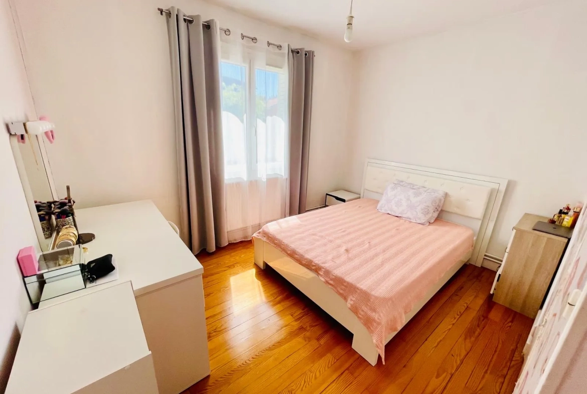 Appartement T5 rénové de 79 m² à Grenoble, secteur calme et proximité tramway 