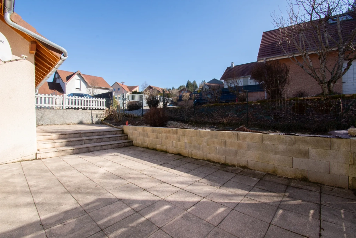Maison récente avec 2 chambres, terrasse et garage près de Pontarlier 