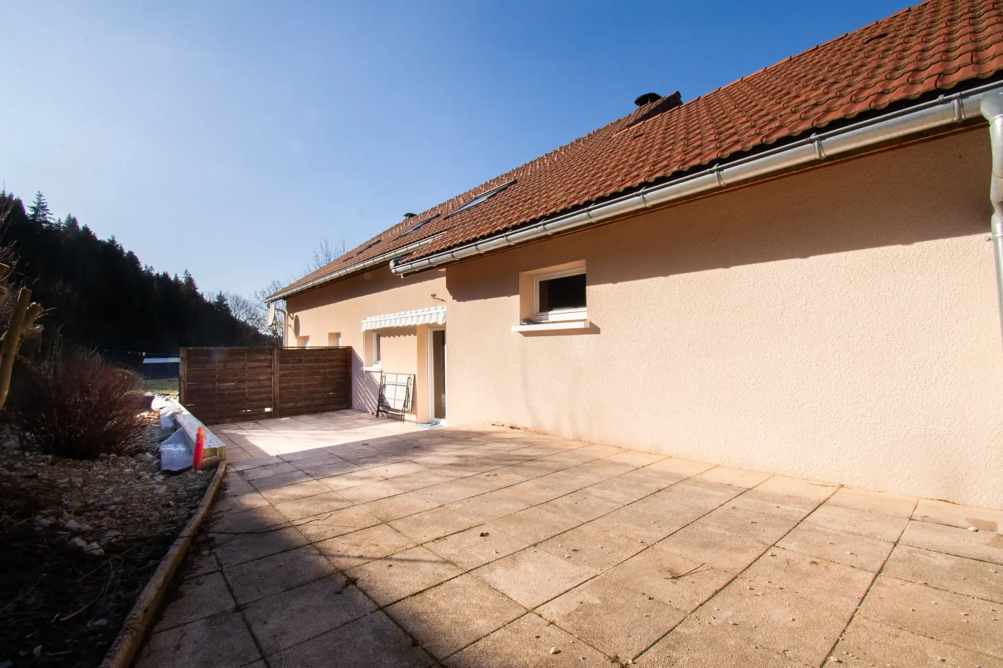 Maison récente avec 2 chambres, terrasse et garage près de Pontarlier 