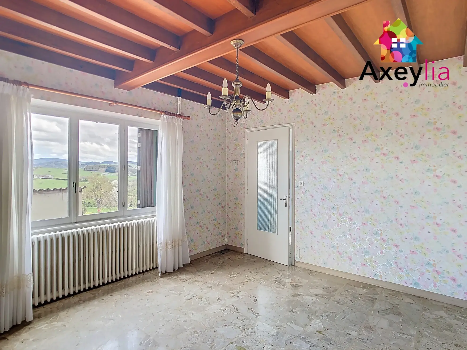 Maison ancienne à vendre près de Neulise avec garages et terrain de 2256 m² 