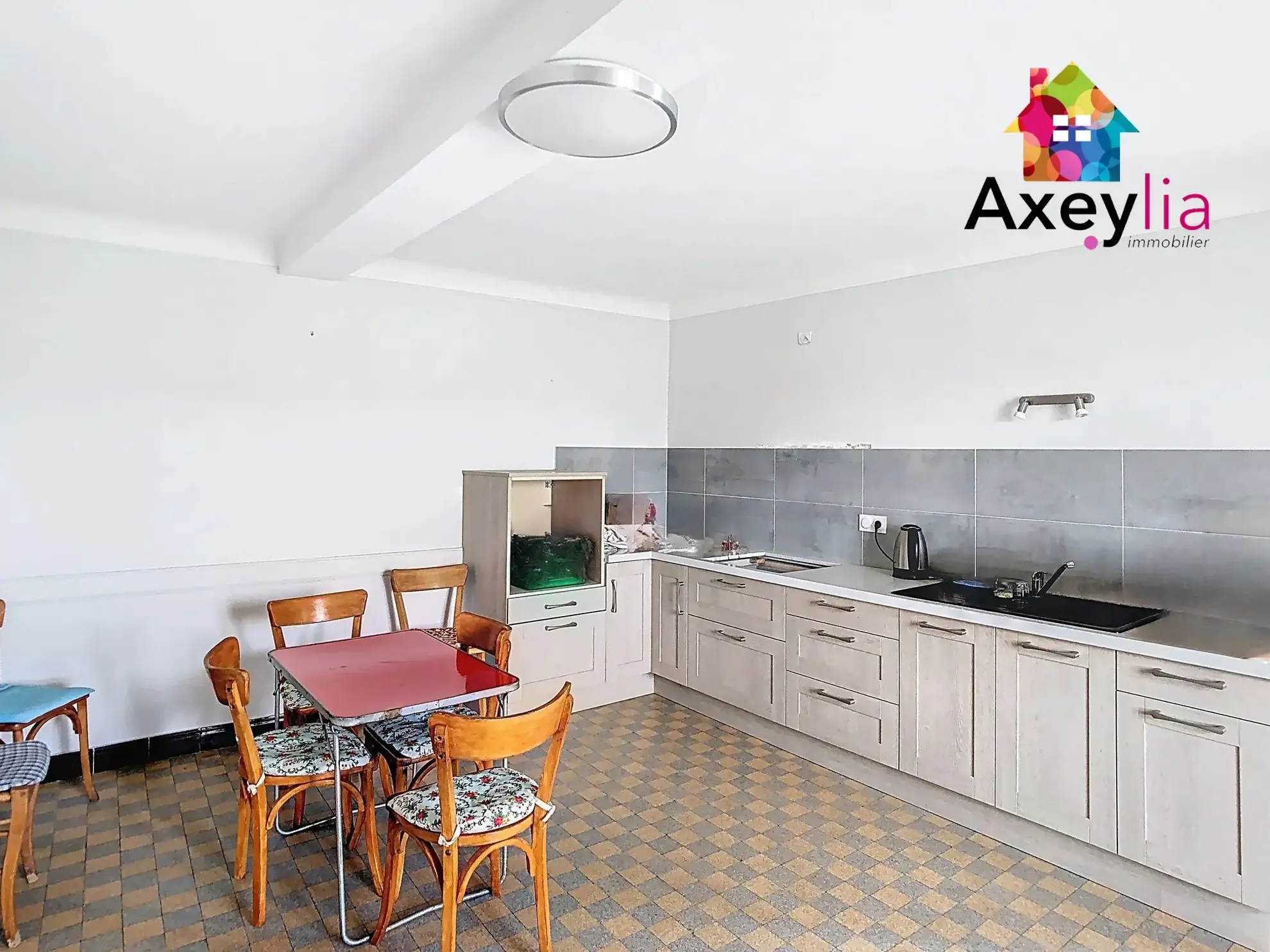 Maison ancienne à vendre près de Neulise avec garages et terrain de 2256 m² 