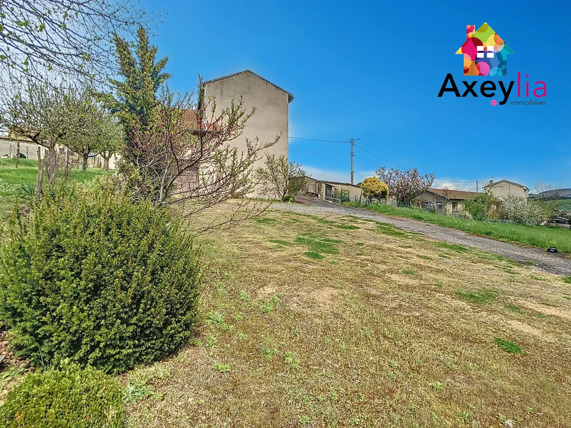 Maison ancienne à vendre près de Neulise avec garages et terrain de 2256 m² 