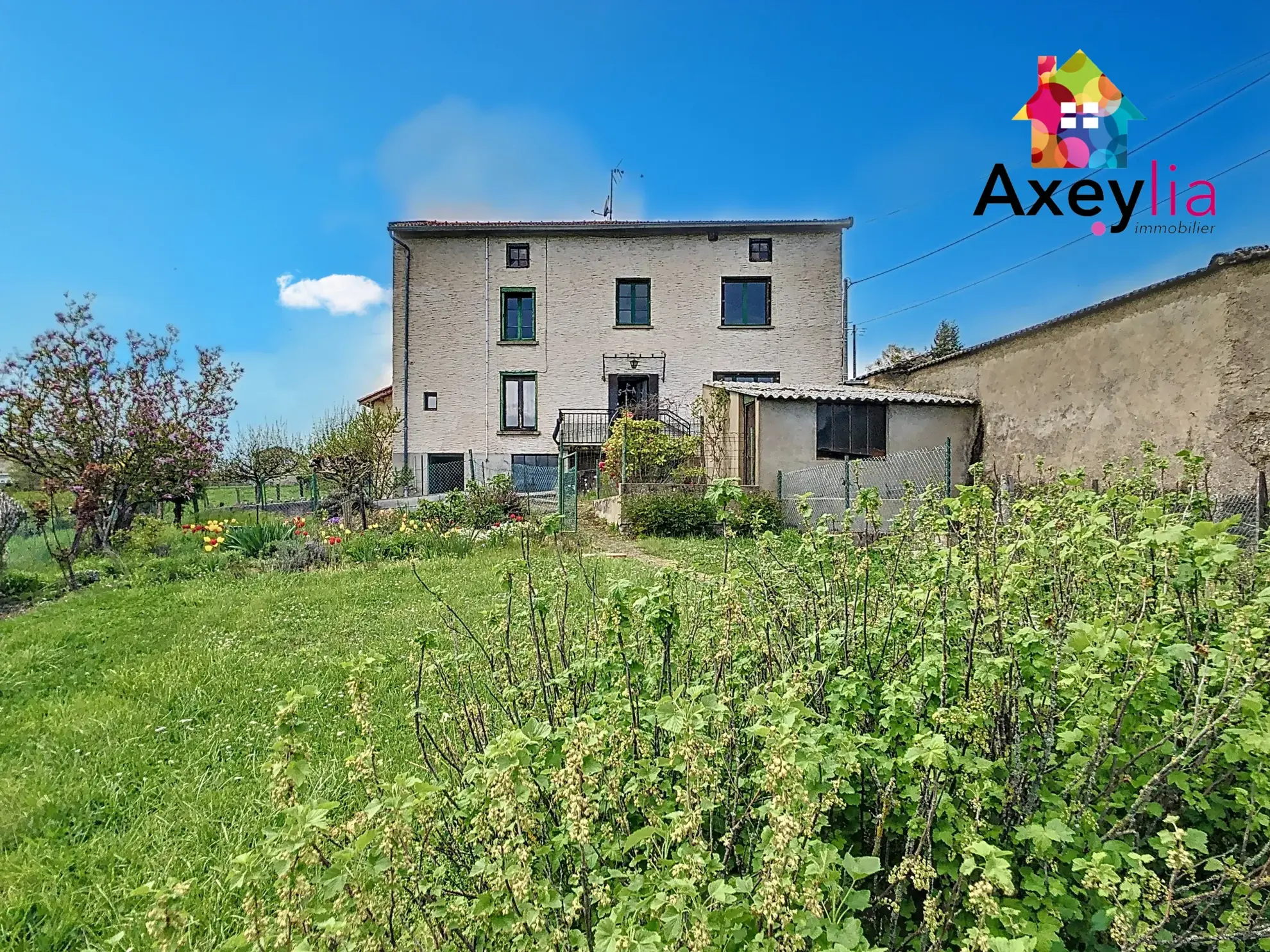 Maison ancienne à vendre près de Neulise avec garages et terrain de 2256 m² 