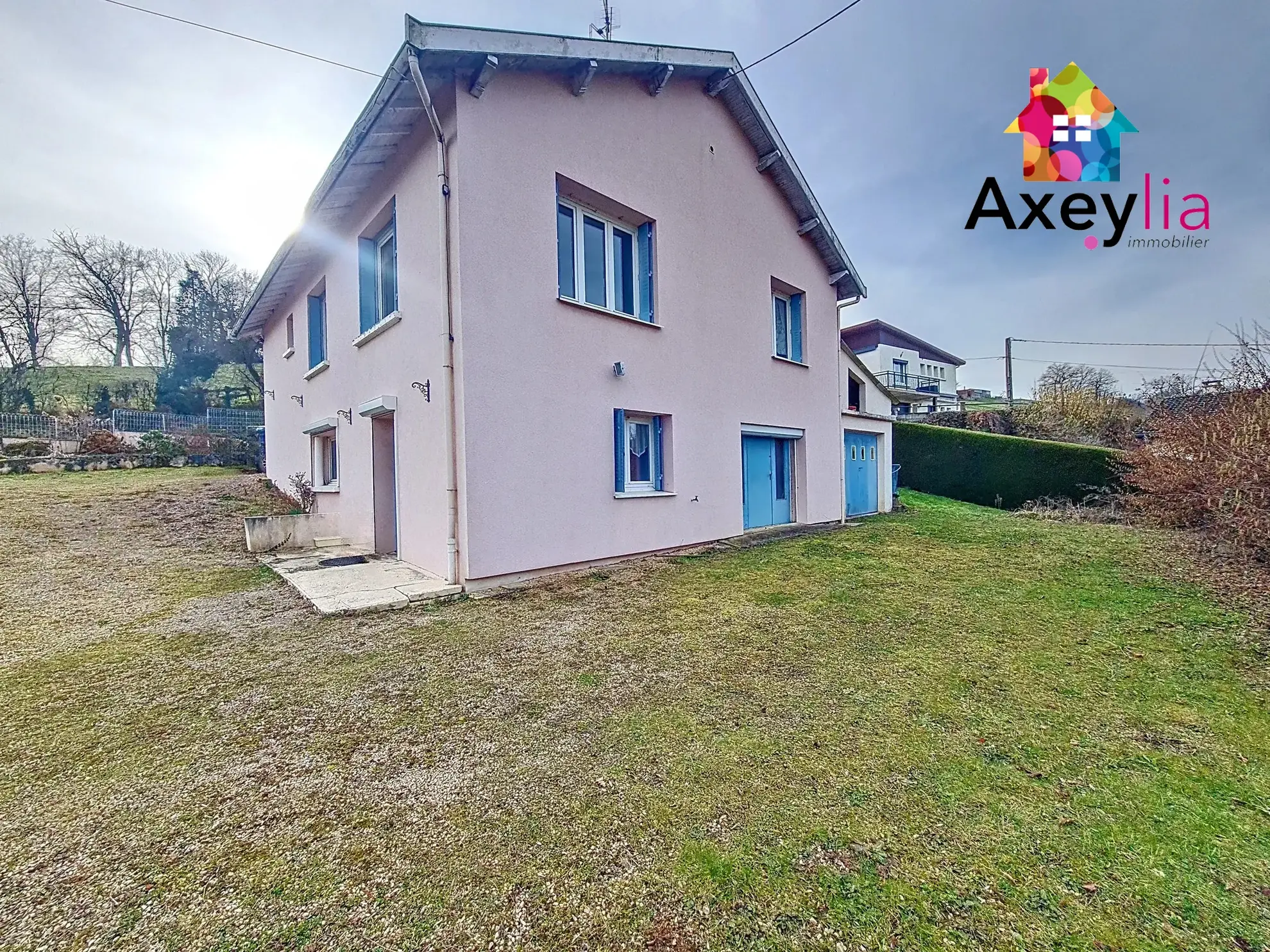 Maison familiale à vendre à Charlieu avec terrain de 1664 m² 