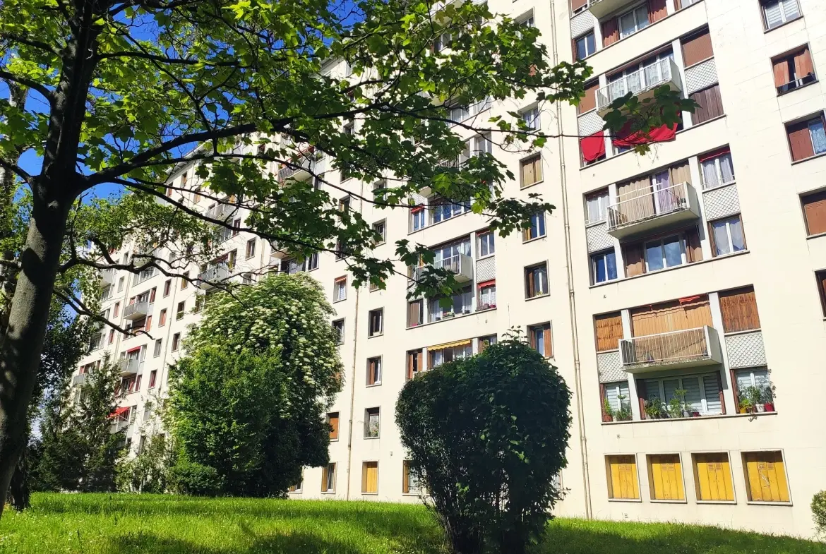 Appartement F4 de 64 m2 à vendre à Vitry-sur-Seine avec parking et vue dégagée 