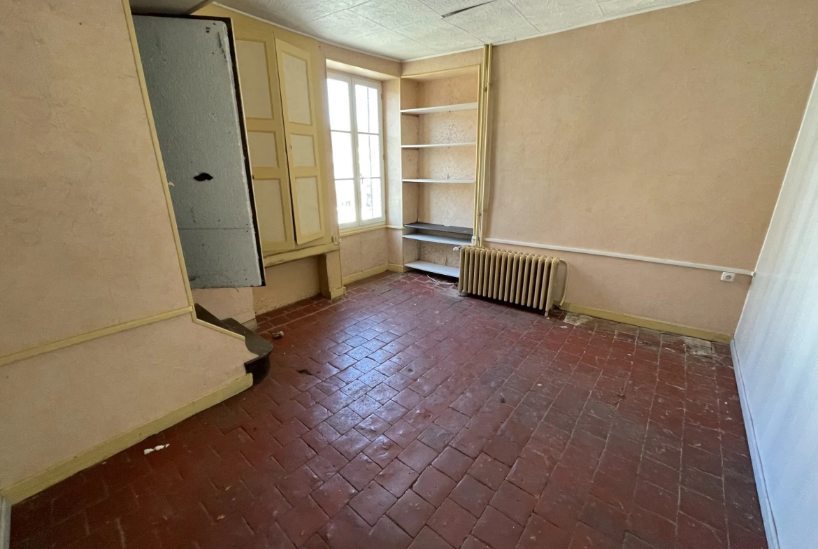 Ancien restaurant avec partie habitation et fort potentiel à Coulanges-sur-Yonne 