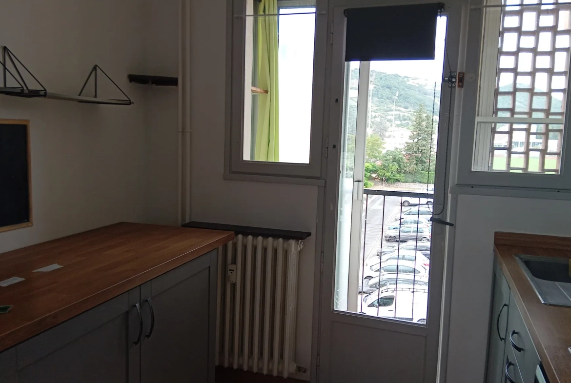 Appartement T3 à Millau avec cave, proche commodités et travaux à prévoir 
