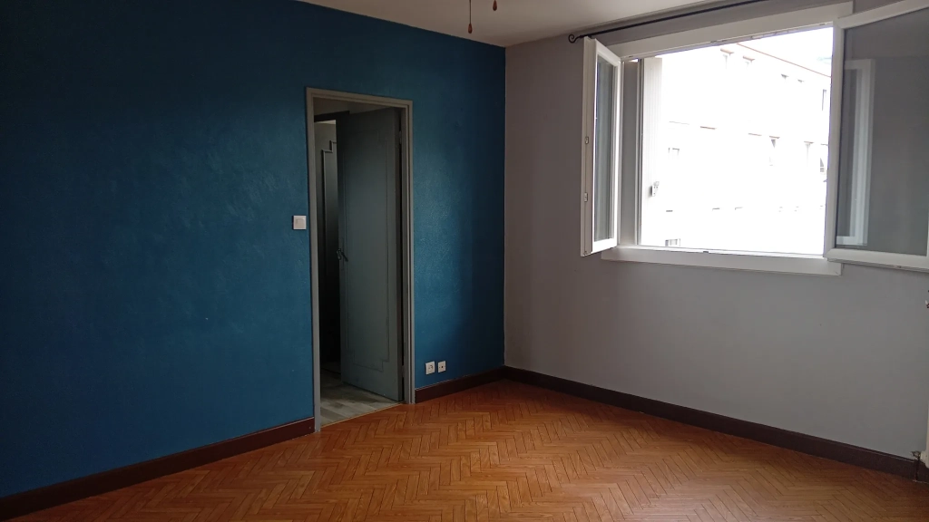 Appartement T3 à Millau avec cave, proche commodités et travaux à prévoir