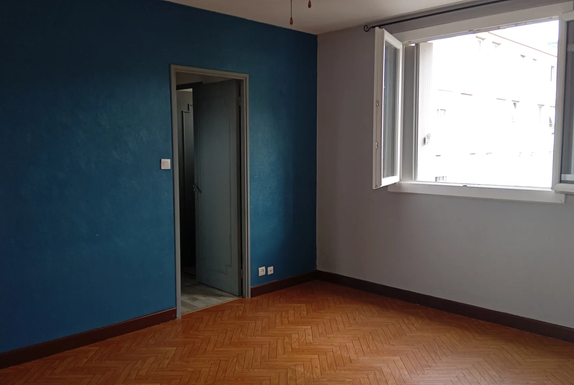 Appartement T3 à Millau avec cave, proche commodités et travaux à prévoir 