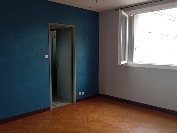 Appartement T3 à Millau avec cave, proche commodités et travaux à prévoir