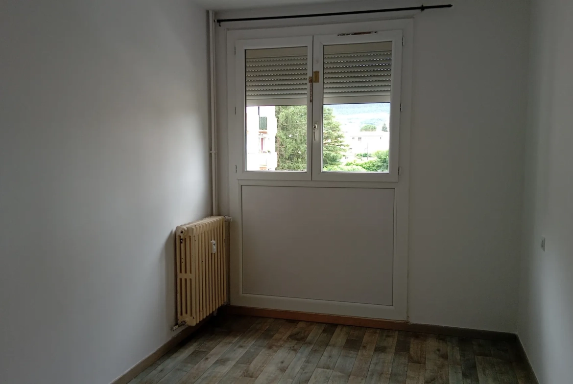 Appartement T3 à Millau avec cave, proche commodités et travaux à prévoir 