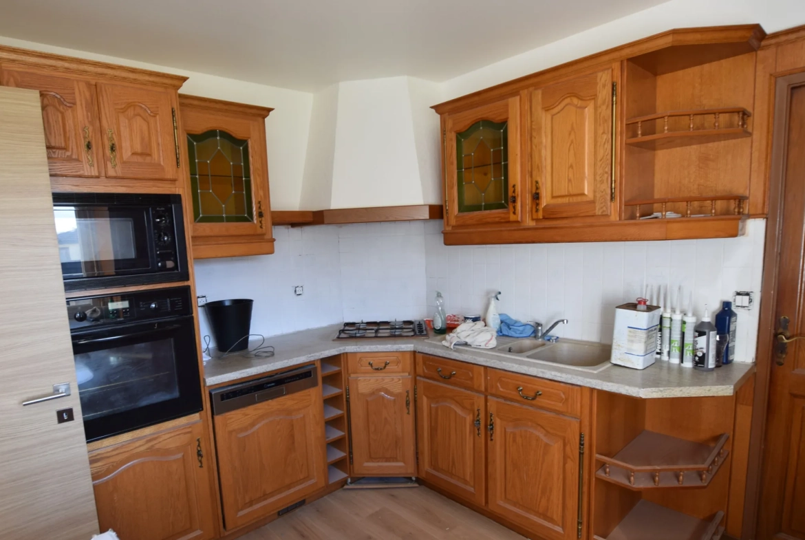 Maison mitoyenne rénovée avec jardin à Héricourt (70) – 3 chambres, garage, à proximité des commerces 