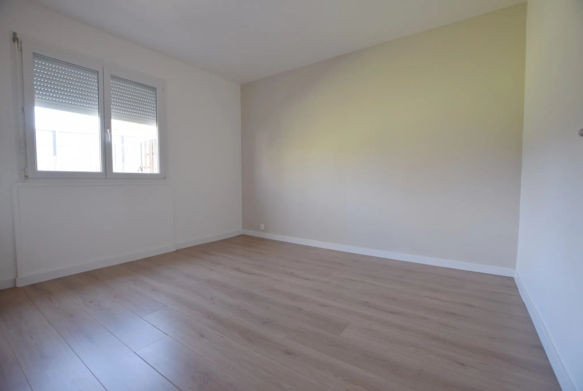 Maison mitoyenne rénovée avec jardin à Héricourt (70) – 3 chambres, garage, à proximité des commerces 