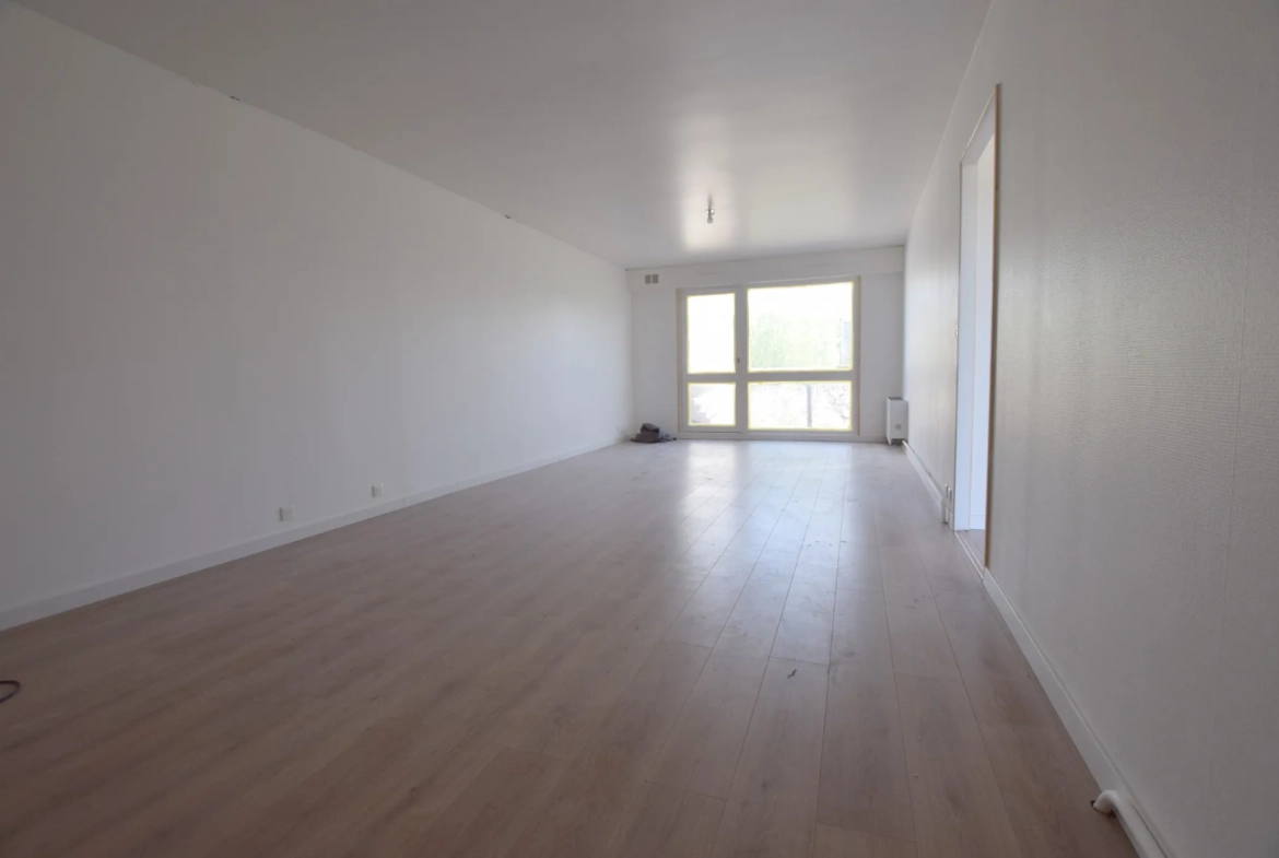 Maison mitoyenne rénovée avec jardin à Héricourt (70) – 3 chambres, garage, à proximité des commerces 